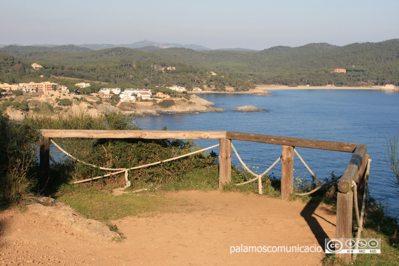 Mirador de Cap Gros, amb la pineda d'en Gori, S'Alguer i Castell de fons.