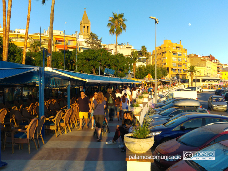 Turistes al passeig de Palamós.