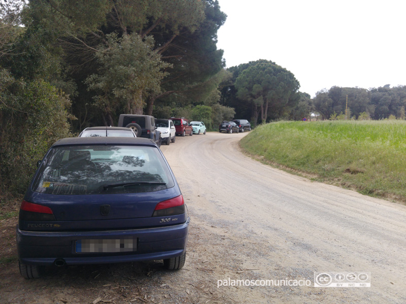 Vehicles al cantó del camí que va a la platja de Castell, aquest cap de setmana.