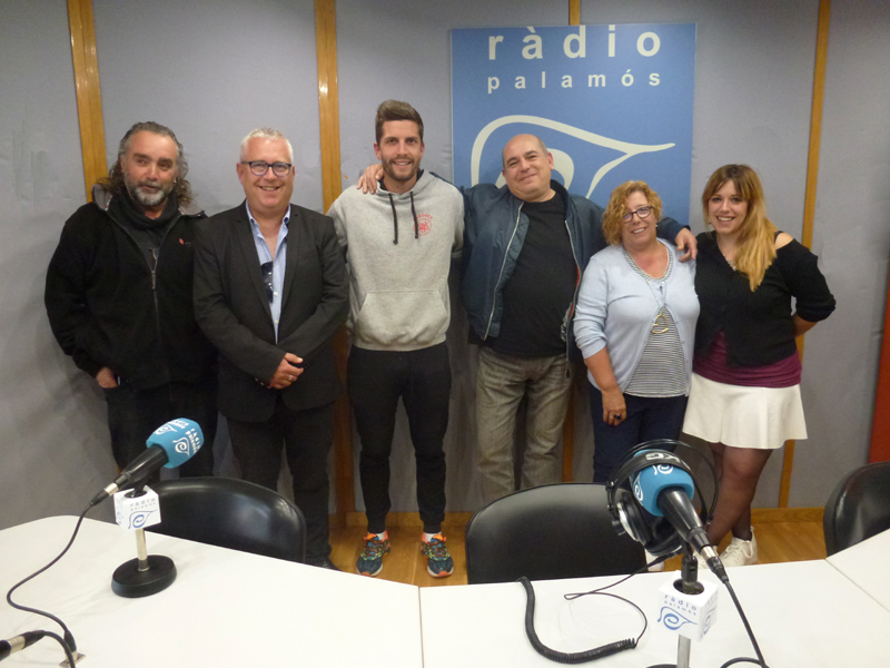 La família Cantorné, David Cano i representants de la Penya Sport, a Ràdio Palamós.