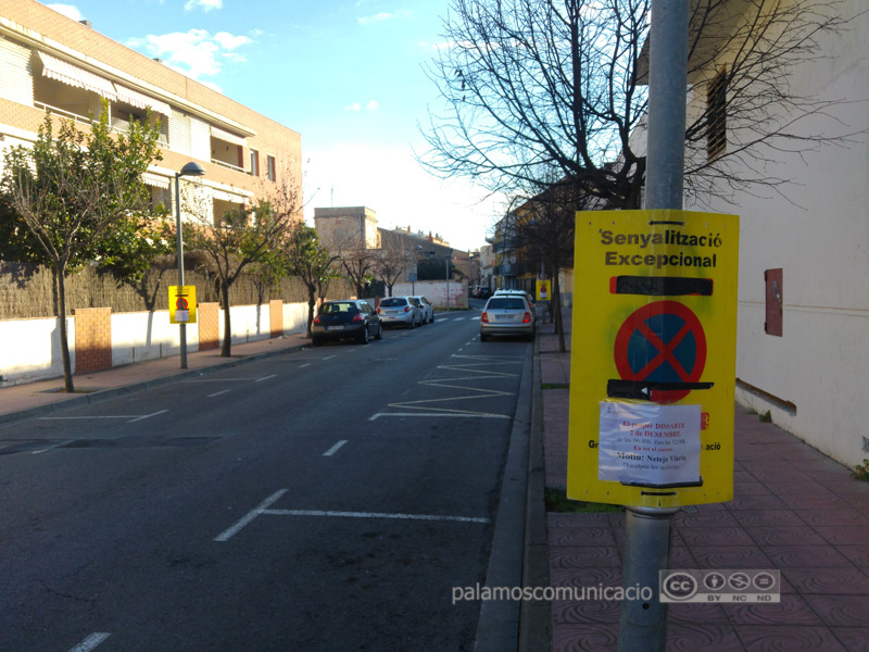 Senyalització al carrer de la Indústria informant que demà s'hi farà una neteja intensiva.