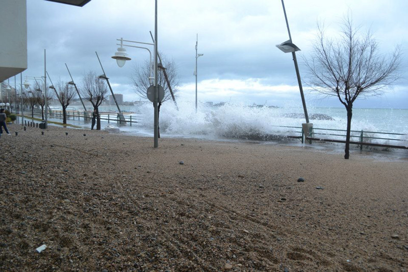 El passeig de Sant Antoni ple de sorra durant un temporal.