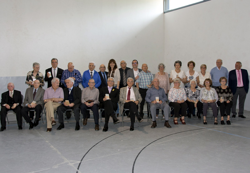 Els homenatjats ahir a la Nau, amb la regidora Natàlia Casellas i l'alcalde Lluís Puig. (Foto: Olga Grassot).
