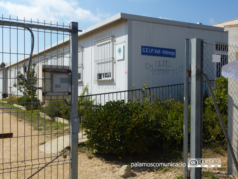 Els mestres de l'escola de Vall-llobrega defensen el centre sempre ha fomentat un ambient de convivència i cohesió social.