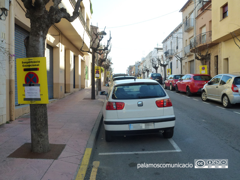 Senyalització al carrer Ample informant que demà s'hi farà una neteja intensiva.