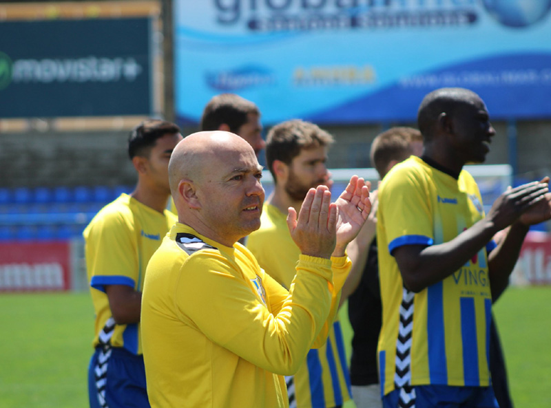 Pitu Batlle i els seus jugadors aplaudint l'afició pel suport durant tota la temporada. (Foto: Dani Martínez).