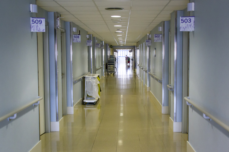 La intenció és humanitzar els passadissos de l'hospital.