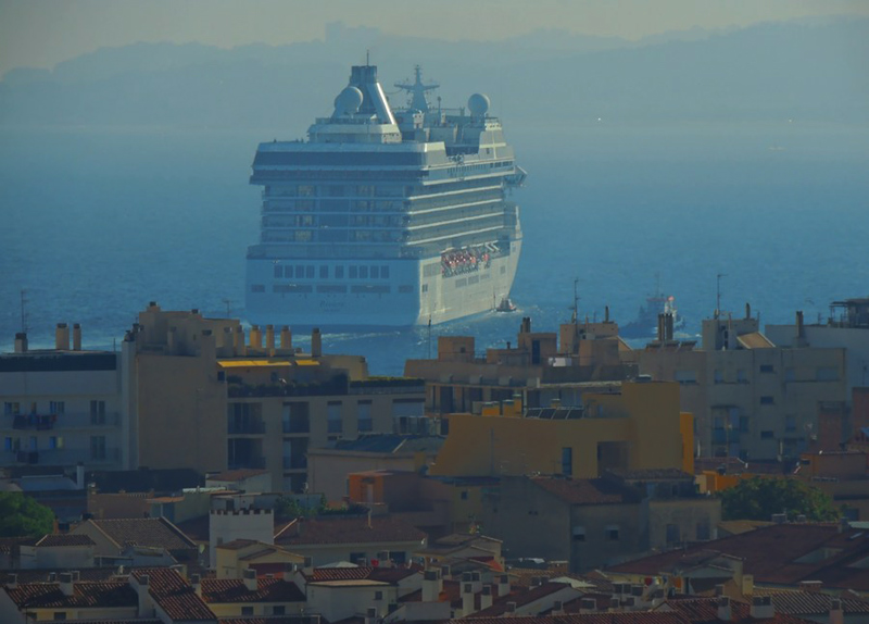 El Riviera és un dels creuers que han entrat a port aquest cap de setmana. (Foto Anna Pérez)