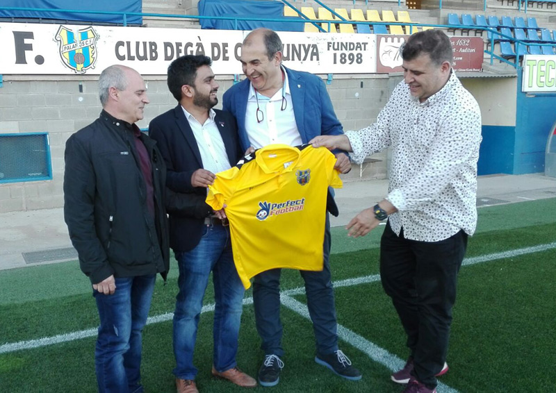 Presentació de l'acord entre el Palamós i la Perfect Football Academy. (Foto: Javi Bujer).