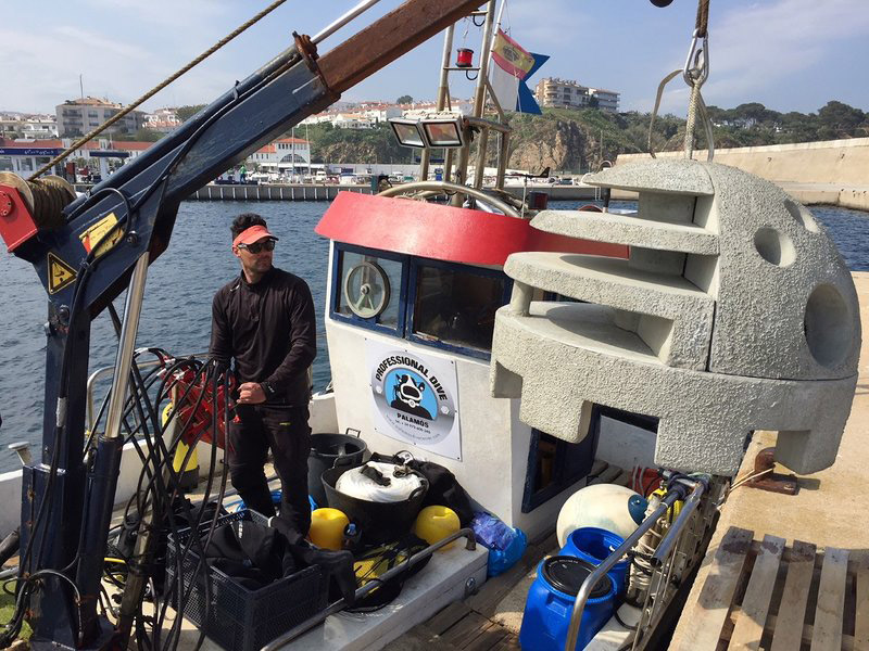 Es tracta d’una peça esfèrica de 400 quilos de pes, amb unes cavitats que li permeten fer funcions de biotop. (Foto: Ajuntament de Palamós).