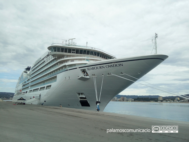 El Seabourn Ovation s'ha estrenat aquest matí al port de Palamós.