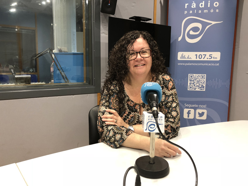 La regidora del PSC, Raquel Gallego, als estudis de Ràdio Palamós.