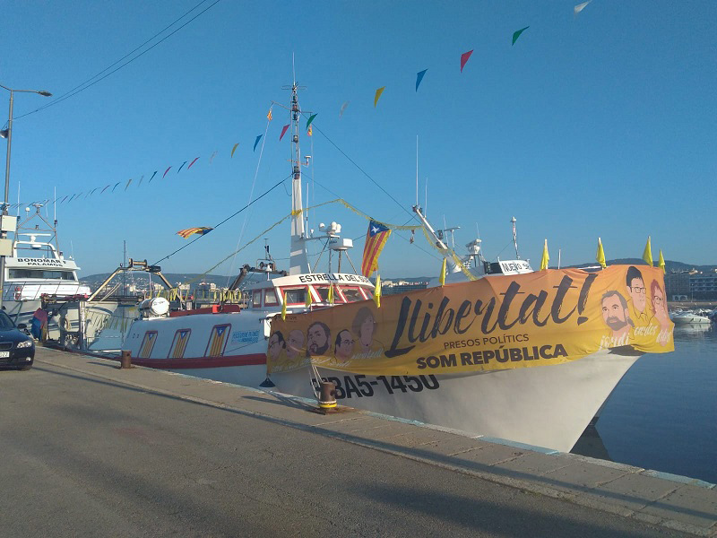 El CDR Gavarres-Marítima va fer diverses accions demanant l'alliberament dels presos, com aquesta pancarta en un vaixell durant el Terra de Mar.