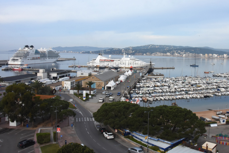 El Seabourn Encore i l'Star Pride, avui al port de Palamós. (Fotos: Ports de la Generalitat).