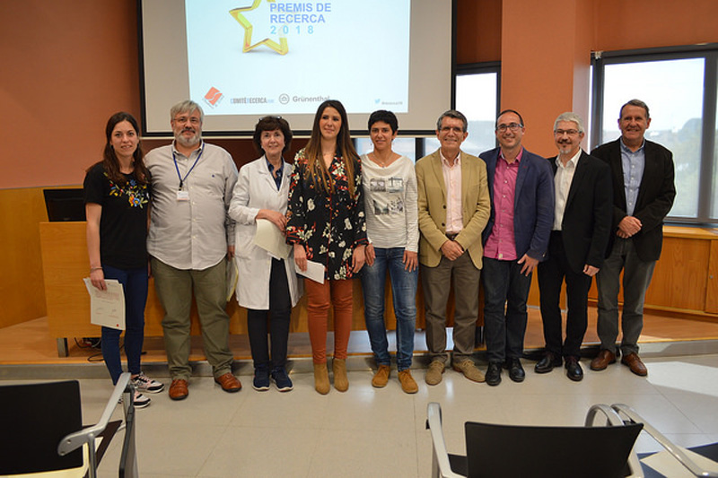 Els cinc premiats amb les autoritats de l'hospital. (Foto: SSIBE).
