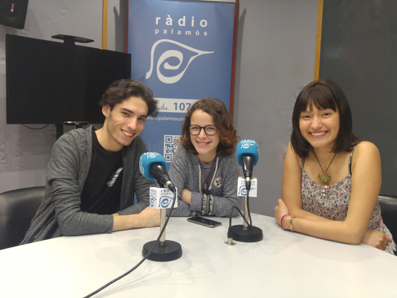 Els autors del canal de Youtube, Sergi Martí, Anna Segura i Valeria García, a Ràdio Palamós.