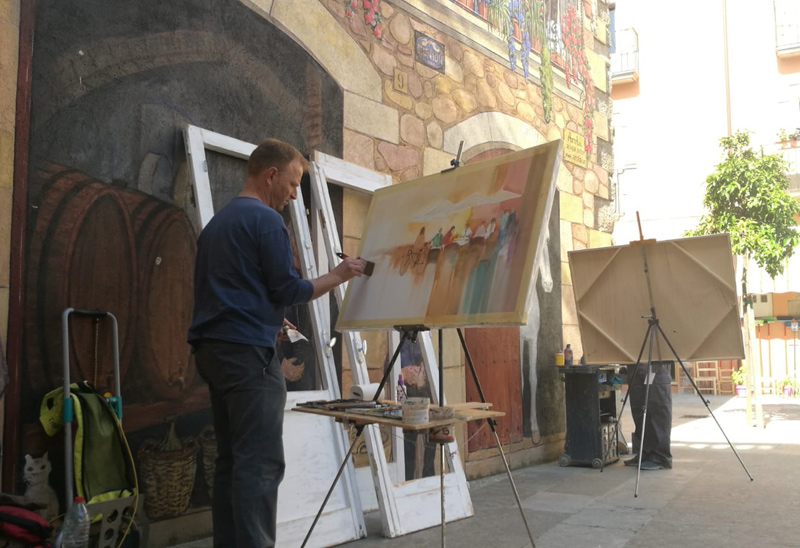 Un pintor fent un quadre al nucli antic de Calonge. (Foto: Ajuntament de Calonge i Sant Antoni).