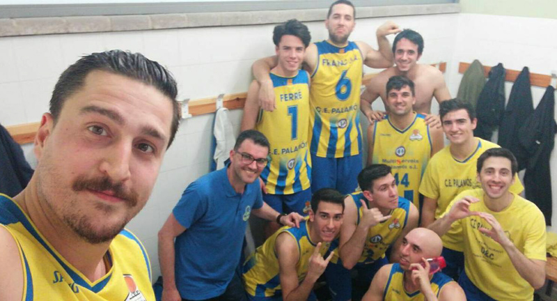 Jugadors del Club Esportiu, celebrant una victòria al vestidor. (Foto: CE Palamós Facebook).