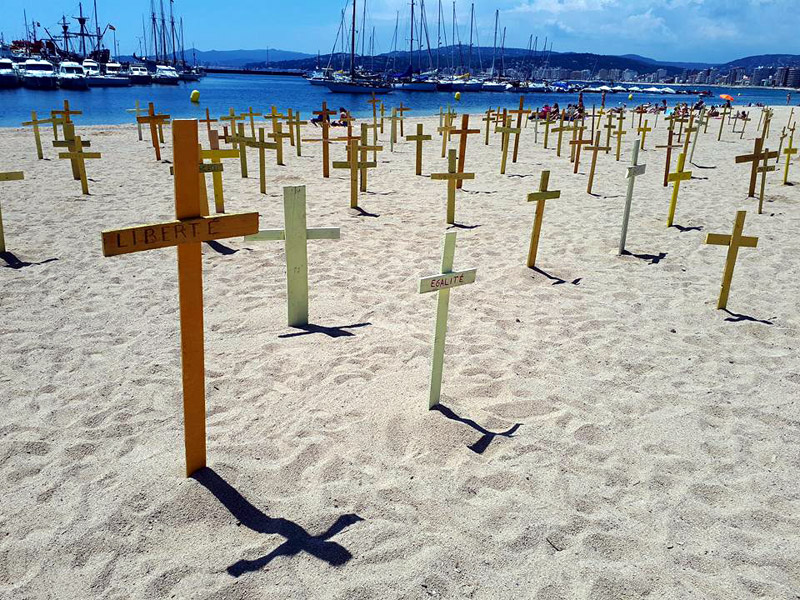 Plantada de creus grogues al racó de la platja Gran en favor a la llibertat dels presos polítics, aquest passat cap de setmana. (Foto: M. Strubell).