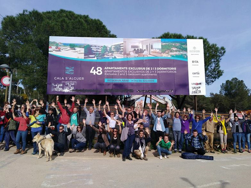 La plataforma s'oposa a la construcció d’edificis als terrenys privats que hi ha darrere la pineda. 