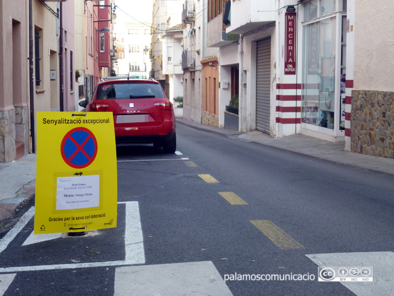 Senyalització al carrer de Fàbrega i Pou informant que demà s'hi farà una neteja intensiva.
