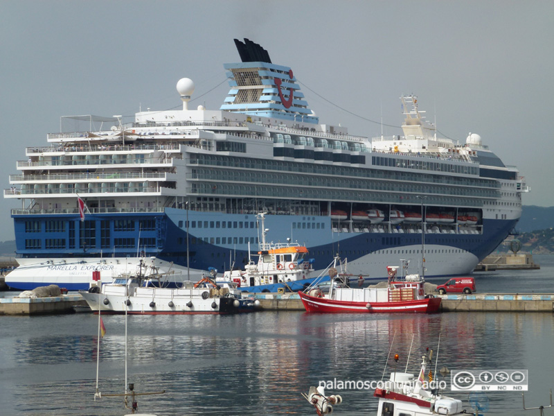 El Marella Explorer, aquest matí al port de Palamós.