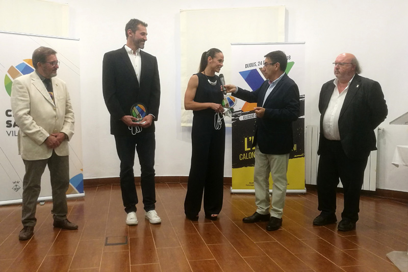 Els jugadors de bàsquet Núria Martínez, de l'Spar Citylift Girona, i Alfons Alzamora, del Bàsquet Girona, resdients al muncipi, van rebre els premis d
