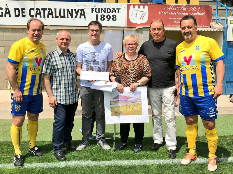 Lliurament d'una placa commemorativa a familiars de Dani Cumí, en la primera edició del memorial a qui va ser massatgista del Palamós durant 50 anys. 