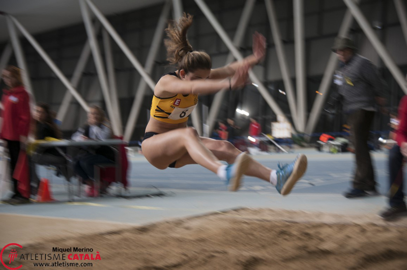 Galló, saltant en una competició a Sabadell aquest any. (Foto: Miquel Merino www.atletisme.com).