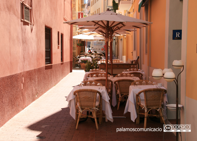 Terrasses d'establiments al centre de Palamós, en una imatge d'arxiu.