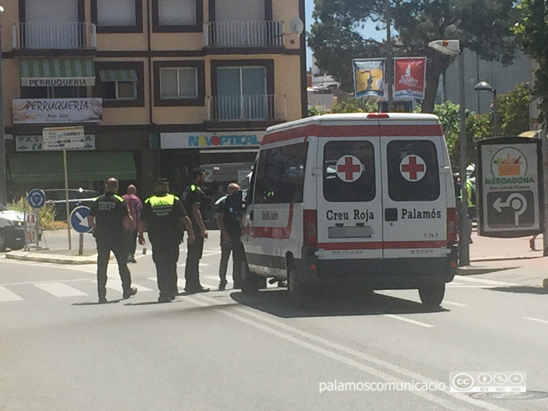 L'ambulància que ha cremat el motor, aquest migdia a Palamós.
