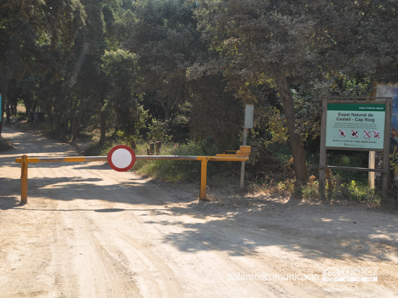 Accés tancat al camí de cala Estreta, a l'entorn de Castell