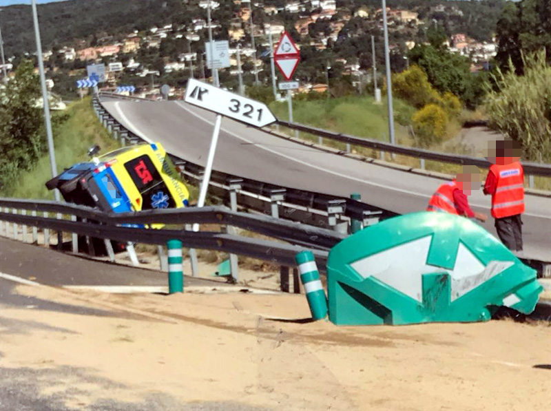 L'ambulància accidentada a Calonge. (Foto: Facebook)