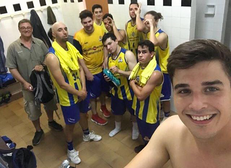 Celebració de la permanència al vestidor dels palamosins. (Foto: CE Palamós).