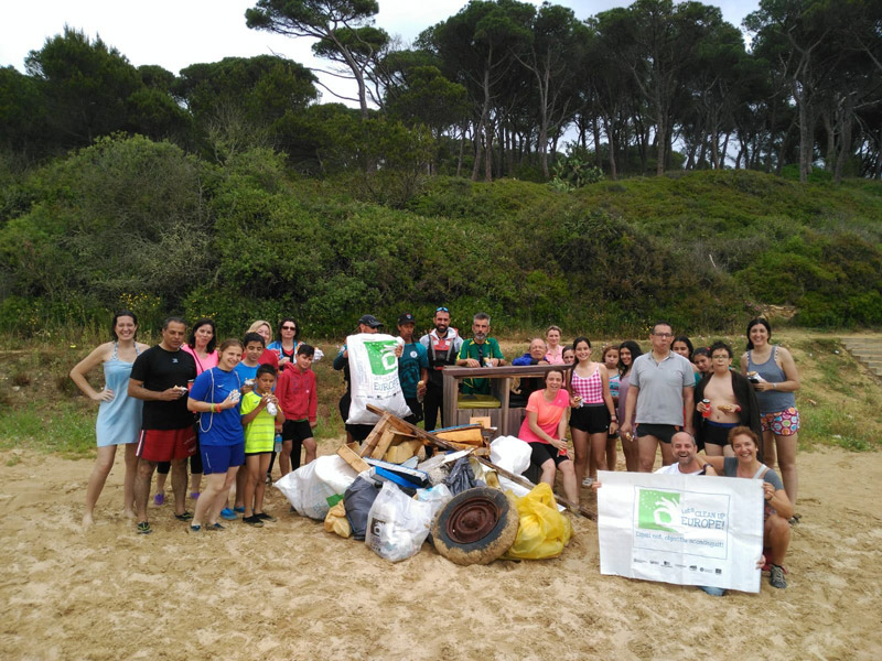 El grup que ahir va participar en la neteja del litoral de Castell. (Foto: Àrea de Medi Ambient).