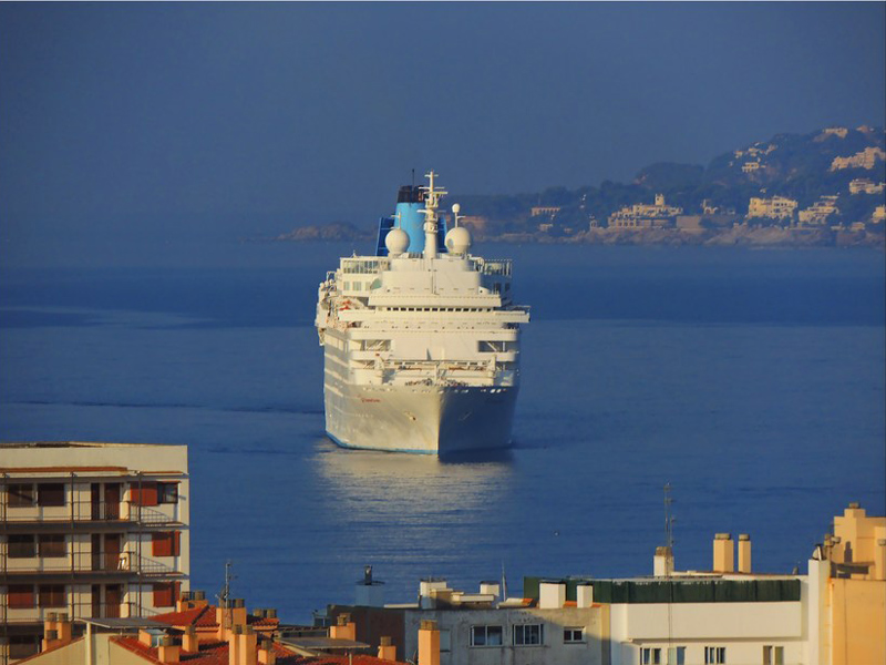 El Marella Dream entrant al port de Palamós, en una imatge d'arxiu. (Foto: Anna Pérez)