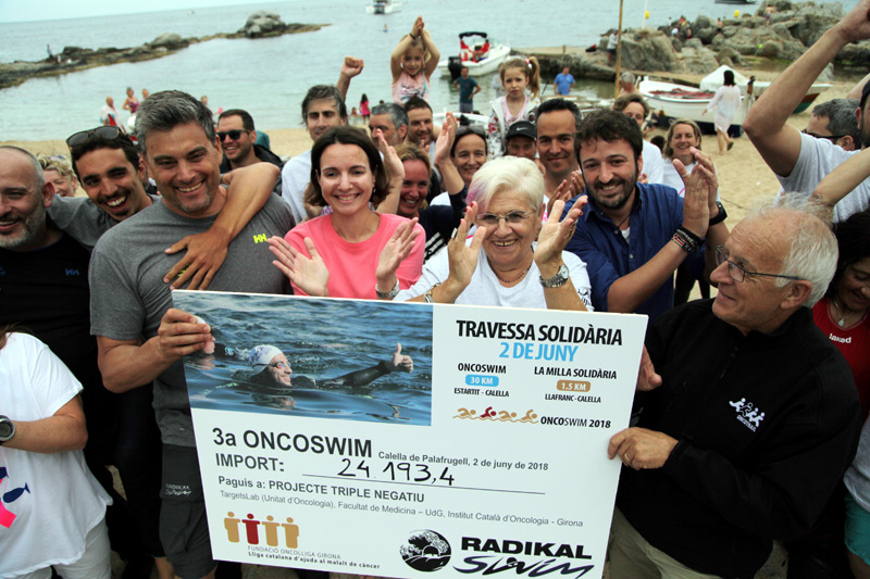 Entrega del xec amb el donatiu a la Fundació Oncolliga. (Foto: Fundació Oncolliga).