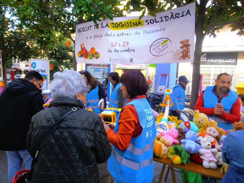 Una de les propostes de voluntariat social és participar en el Mercat de la Joguina Solidària. (Foto: Creu Roja Palamós).