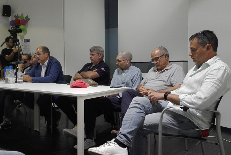 Un instant de l'assemblea de socis del Palamós CF, ahir a la biblioteca. (Foto: J. Bujer).