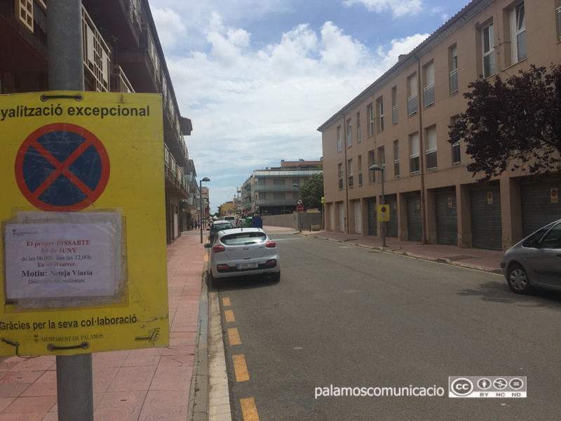 Senyalització al carrer de Mallorca informant que demà s'hi farà una neteja intensiva.