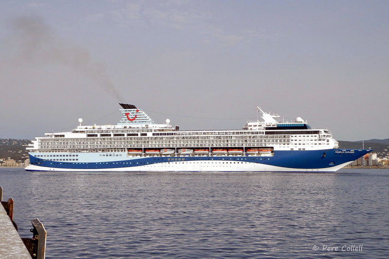 El creuer Marella Explorer fa escala a Palamós. (Foto: Pere Collell).