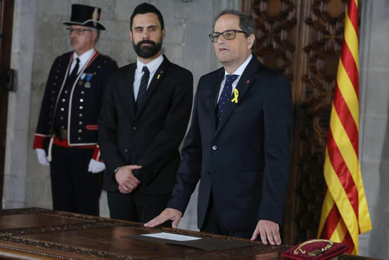 El president Quim Torra, a la dreta del president del Parlament, Roger Torrent.
