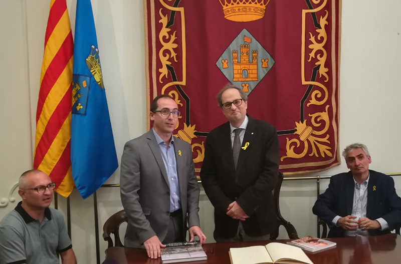 Quim Torra amb l'alcalde Lluís Puig i els regidors Jordi Pallí i Emili Colls. (Foto: Ajuntament de Palamós).