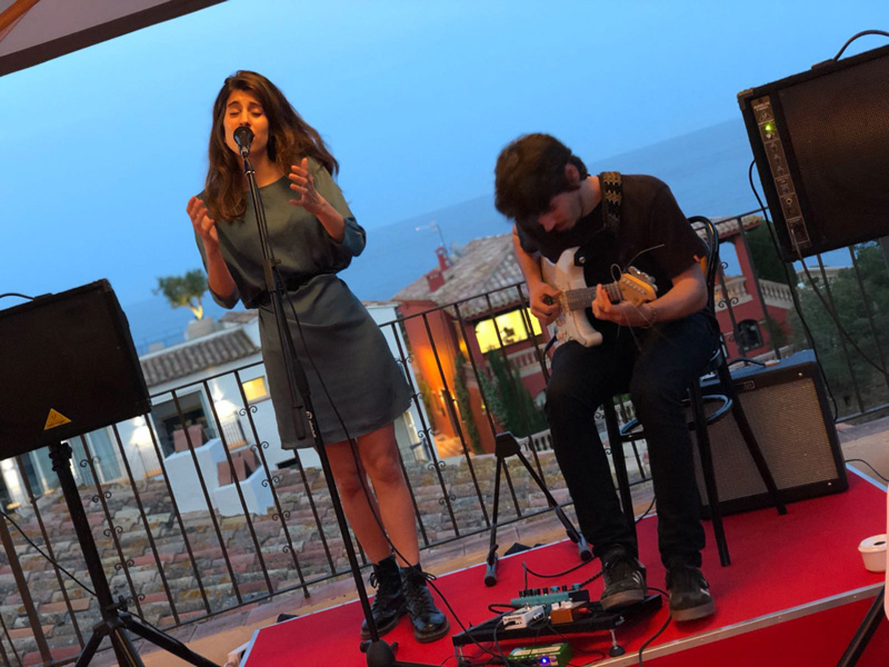 Kaué i Ricka, jove duet de pop-jazz mediterrani que ha actuat al Gastromy&Music. (Foto: Grup Costa Brava Centre).