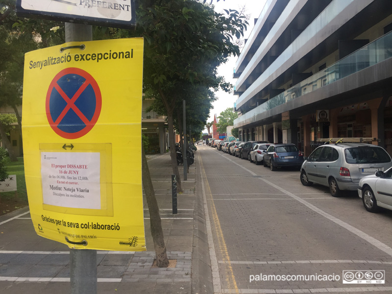 Senyalització al carrer d'Aragó informant que demà s'hi farà una neteja intensiva.
