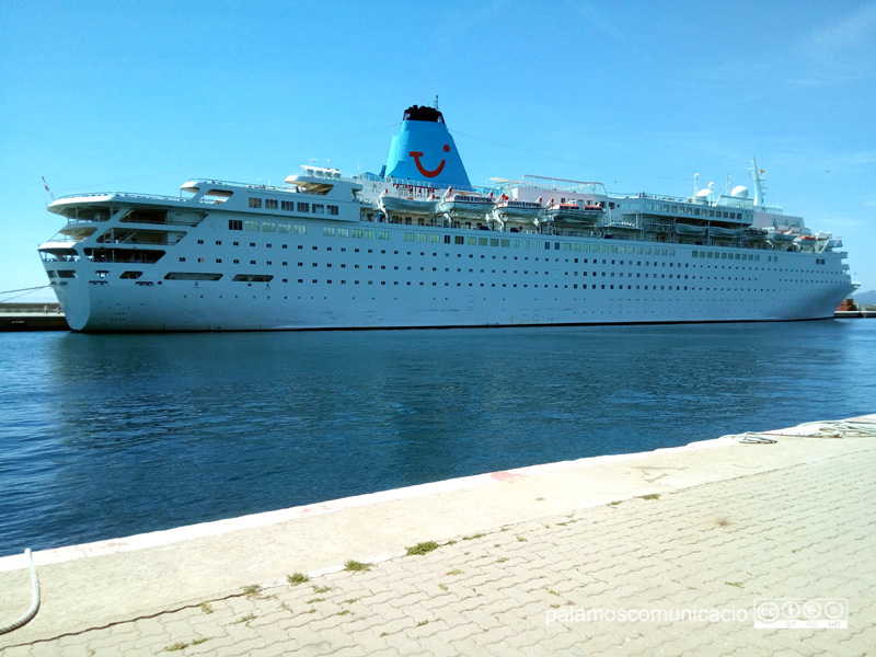 El creuer Marella Dream, avui al port de Palamós.
