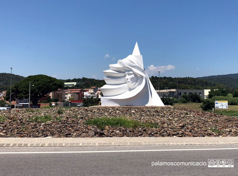 L'escultura 'Palamós, paradís de la vela'.