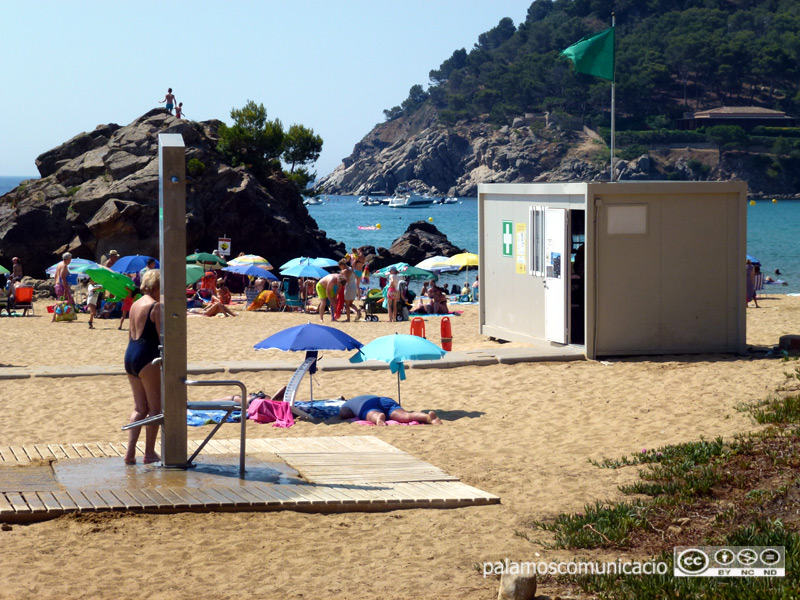 Servei de dutxa a la platja de la Fosca en una imatge d'arxiu.