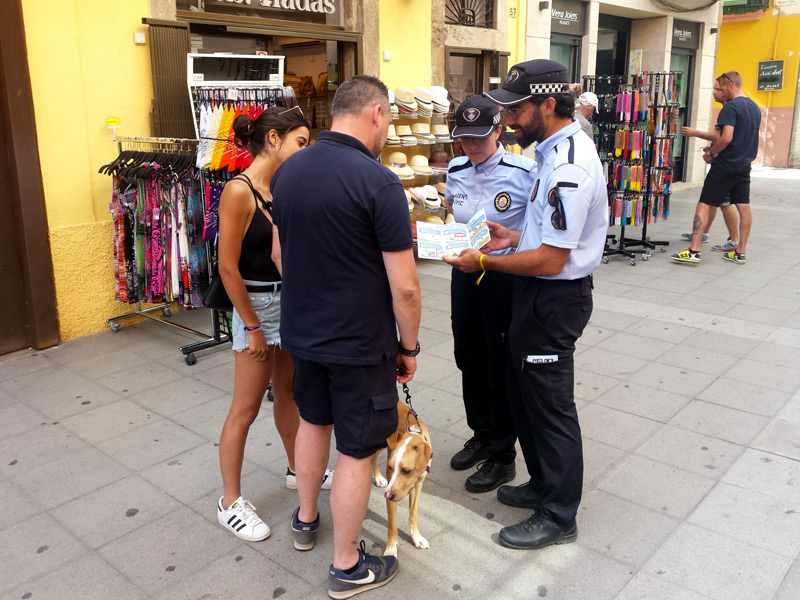 Agents Cívics parlant amb propietaris de mascota.