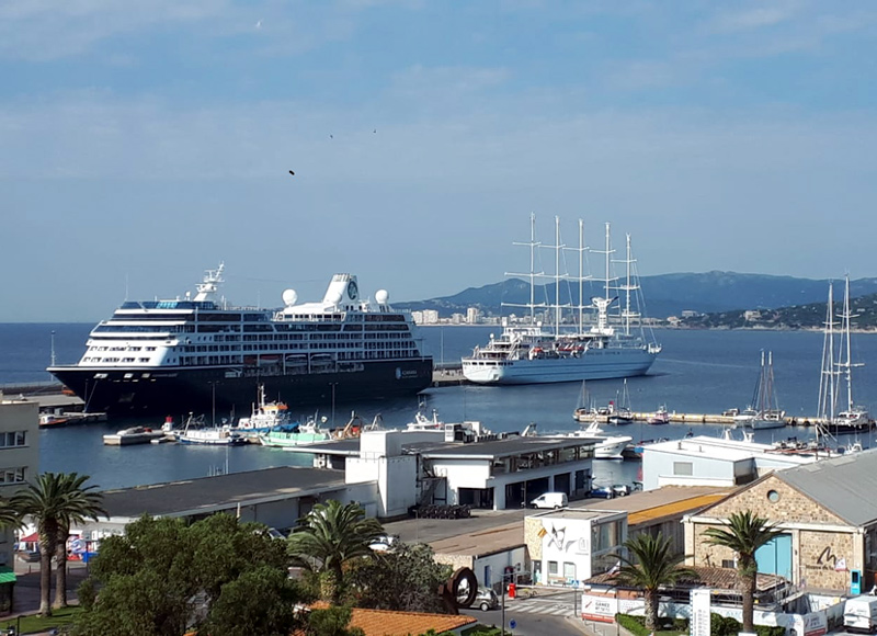 Ahir hi va haver una doble escala amb el veler Wind Surf i amb l'Azamara Quest.